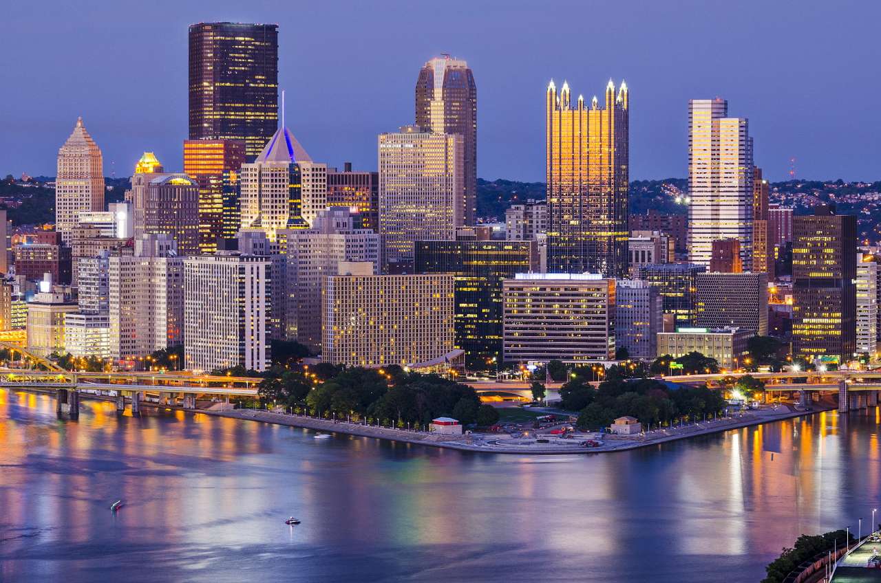 Pittsburgh Center am Zusammenfluss zweier Flüsse (USA) Online-Puzzle
