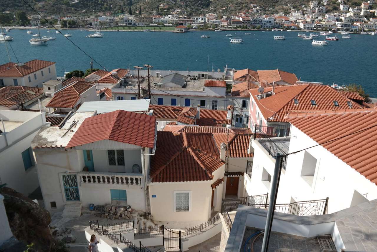 Stadsbyggnader på ön Poros (Grekland) Pussel online