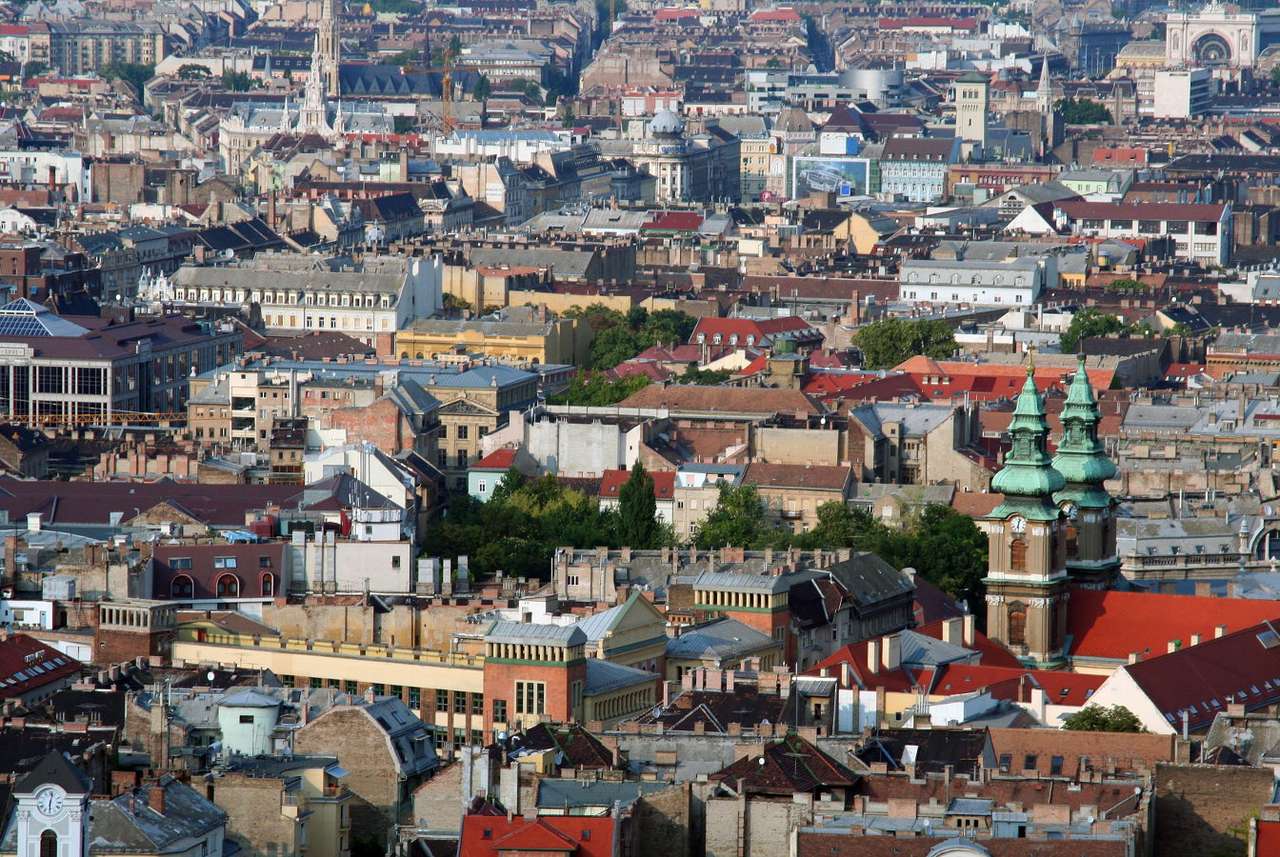 Kilátás Budapest háztetőire (Magyarország) online puzzle