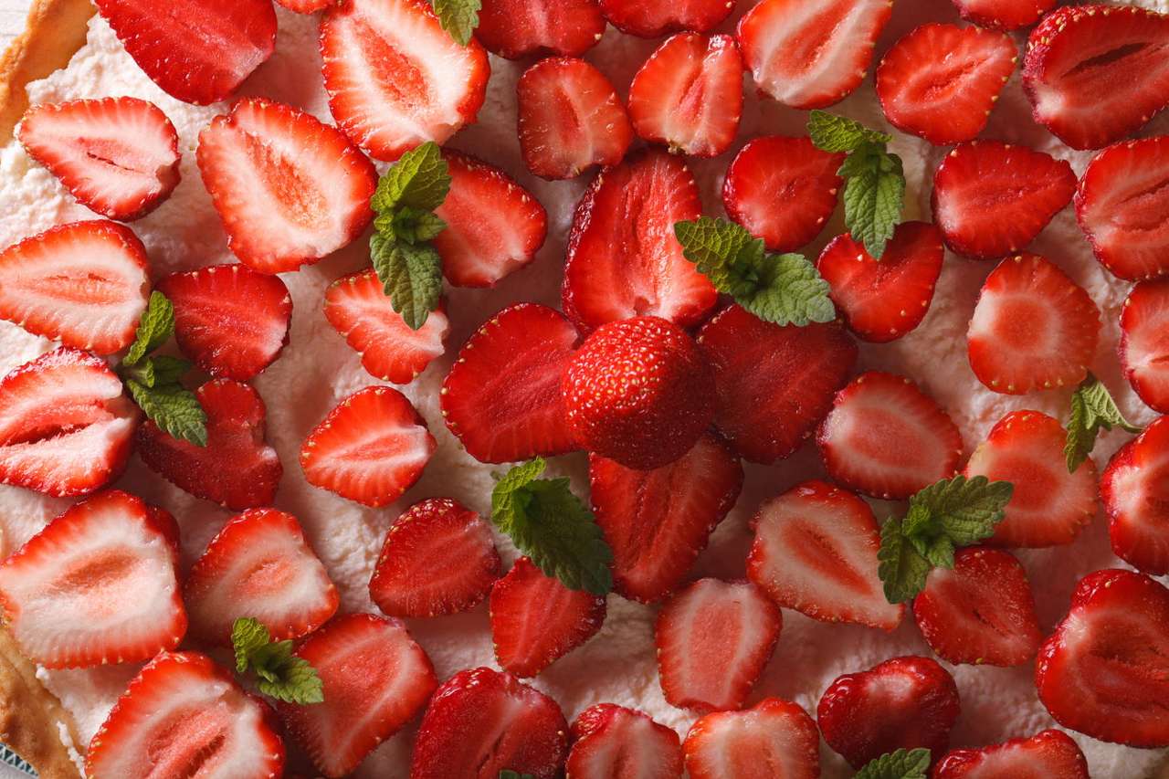 Torte mit Sahne und Erdbeeren Online-Puzzle