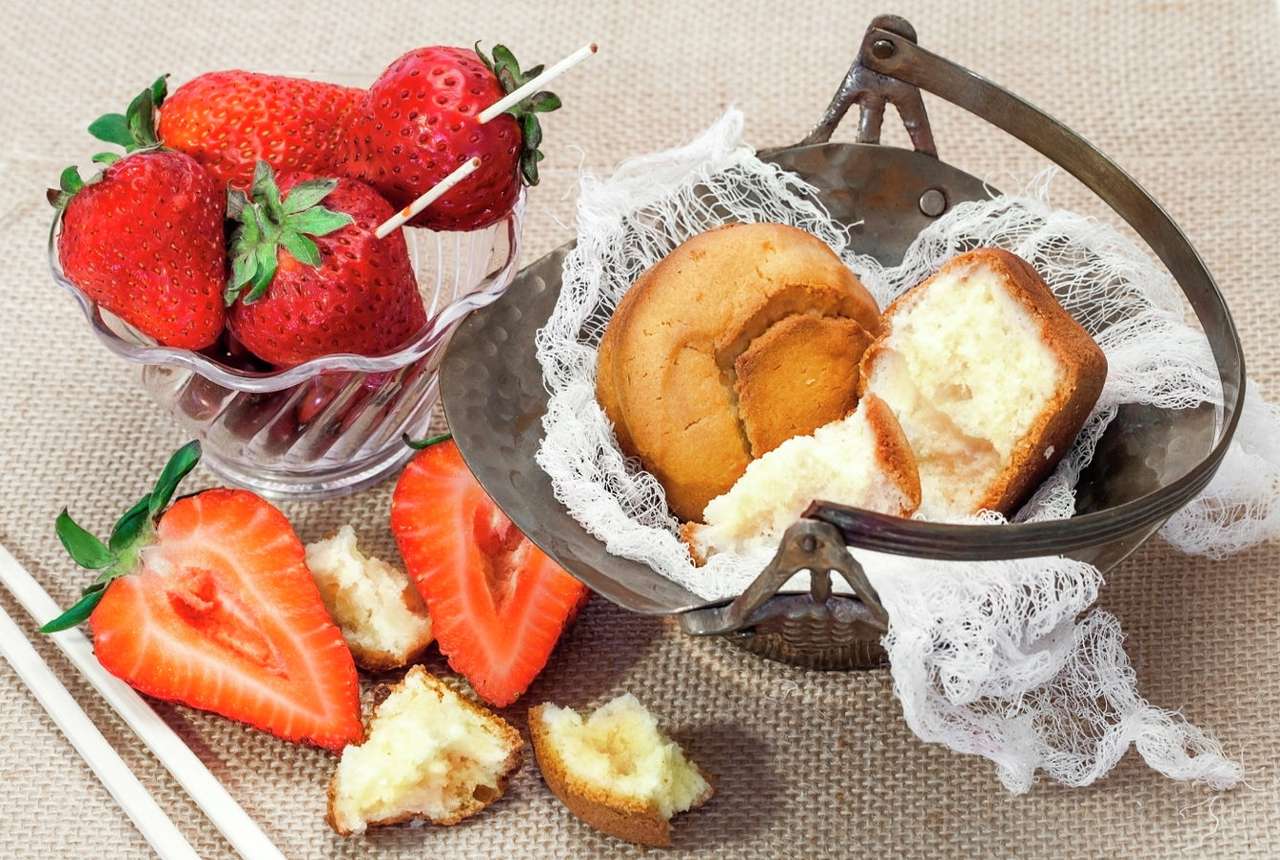 Verse aardbeien en muffins in een metalen kom online puzzel