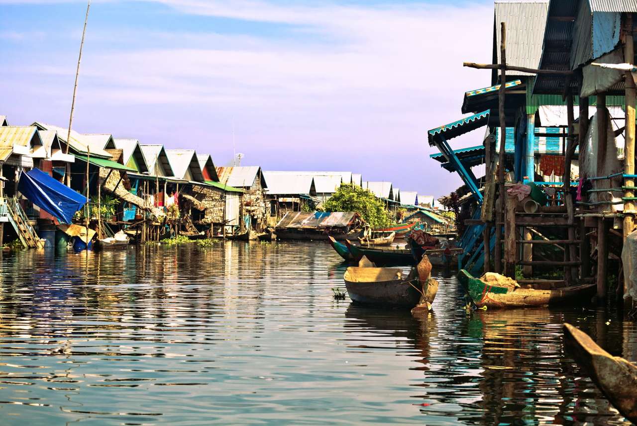 Úszó falu a Tonle Sap tavon (Kambodzsa) online puzzle
