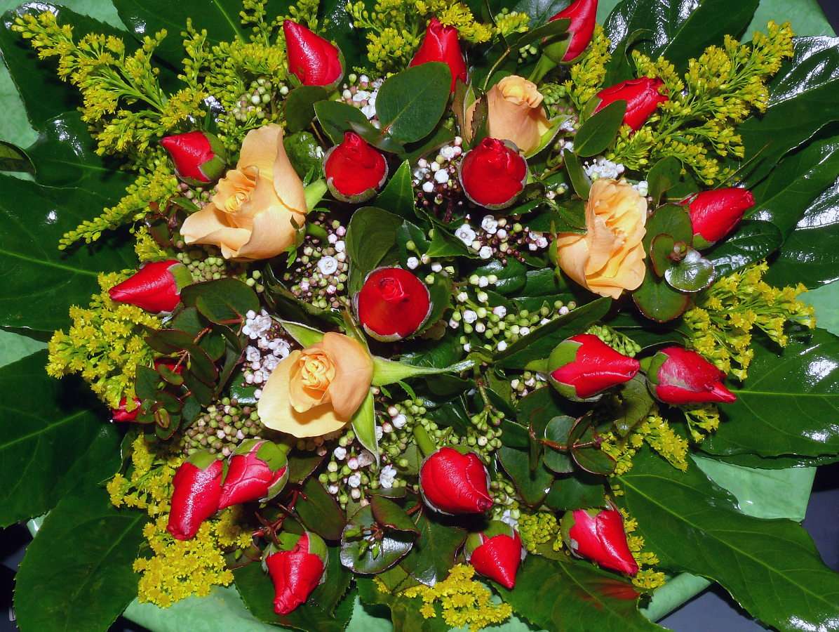 Μπουκέτο με κόκκινα και κρεμ τριαντάφυλλα παζλ online από φωτογραφία