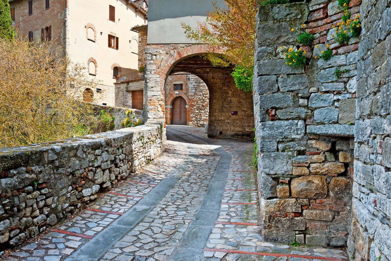 Schmale Straße in Todi (Italien) Online-Puzzle