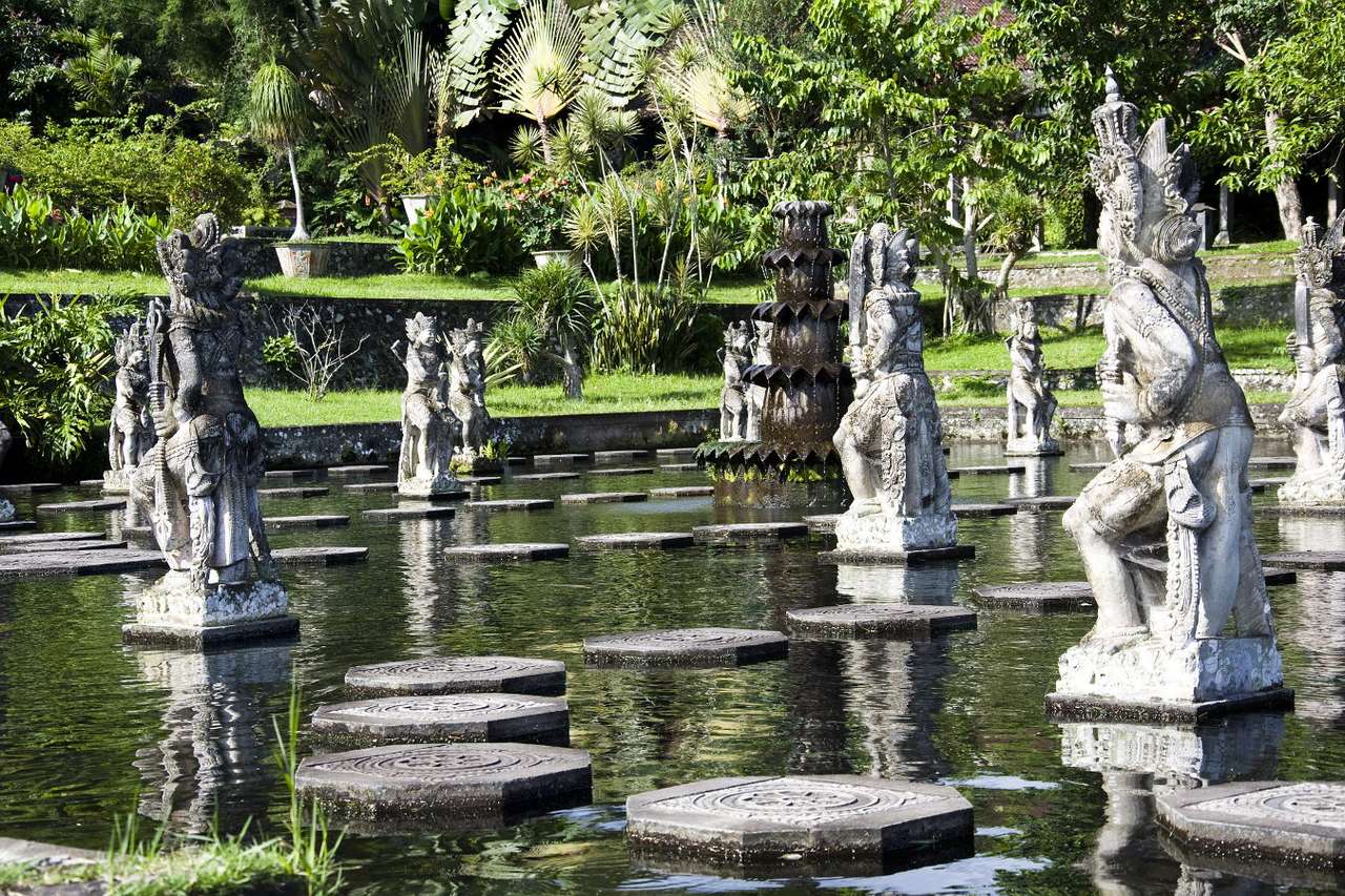 Detalhes arquitetônicos do palácio da água de Tirta Gangga (Indonésia) puzzle online a partir de fotografia