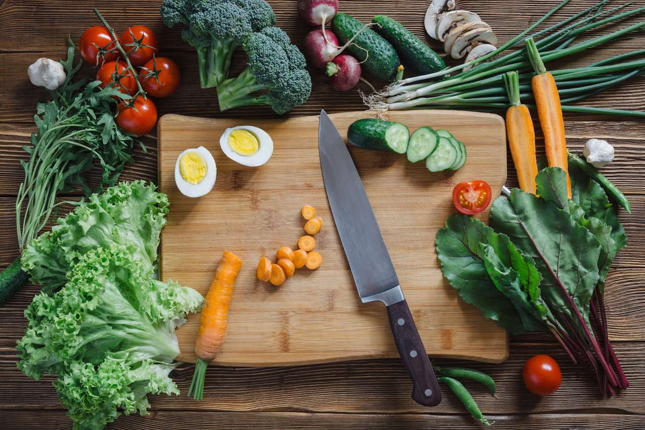 Nya grönsaker på en skärbräda pussel online från foto
