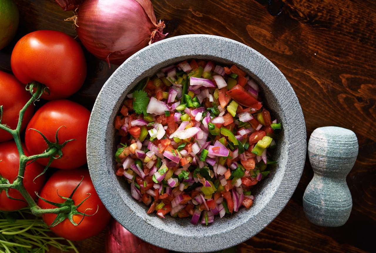 Ντομάτα salsa pico de gallo σε πέτρινο κονίαμα online παζλ