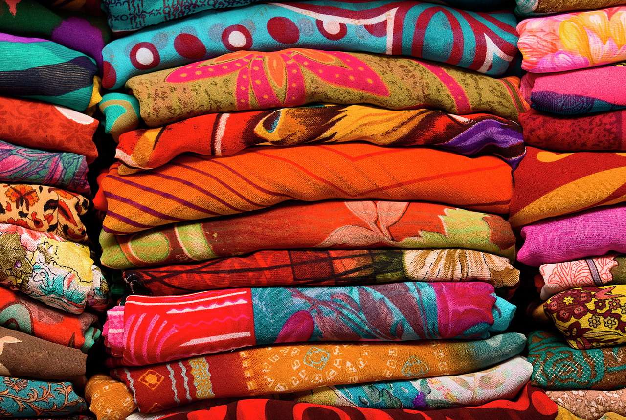 Барвисті тканини на базарі в Індії онлайн пазл