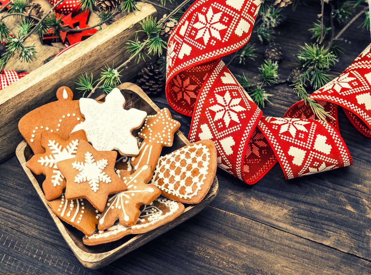 Christmas decorations and gingerbread puzzle online from photo