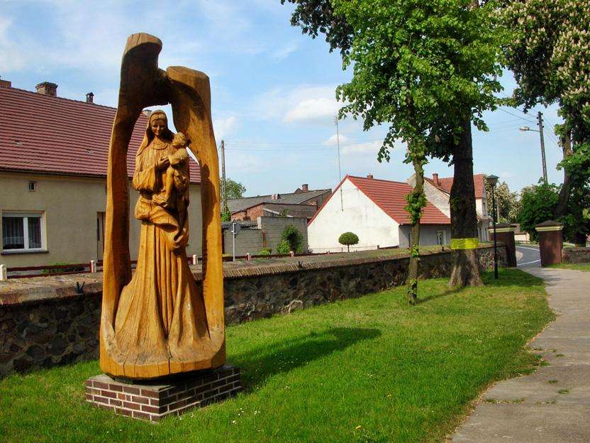 Statuia de lângă biserică puzzle online din fotografie
