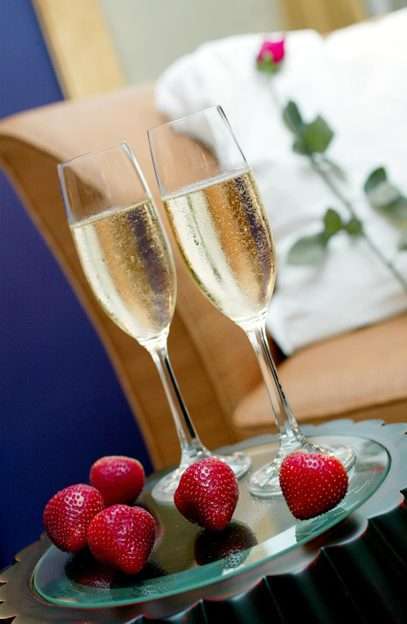 Champagne och jordgubbar Pussel online