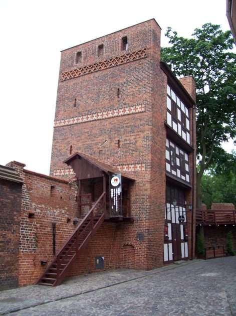 La torre inclinada de Toruń rompecabezas de la foto