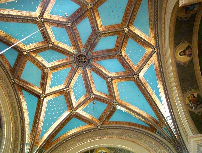 プワブニョビツェの礼拝堂の天井。 写真からオンラインパズル