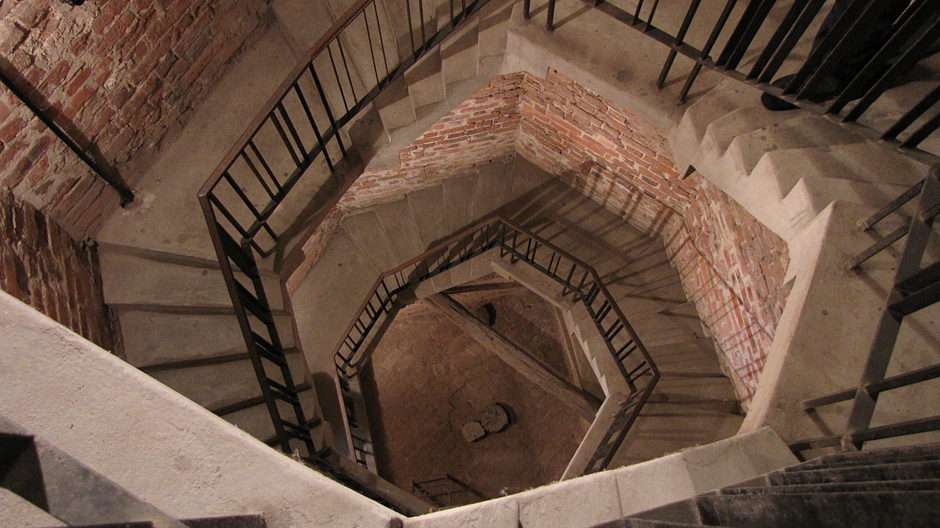 O interior da torre - Castelo Rawa puzzle online a partir de fotografia