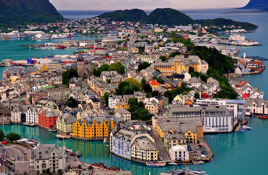 Малък град в Норвегия онлайн пъзел от снимка