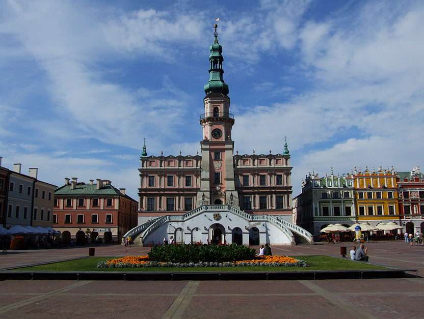 A városháza és a piactér Zamośćban online puzzle