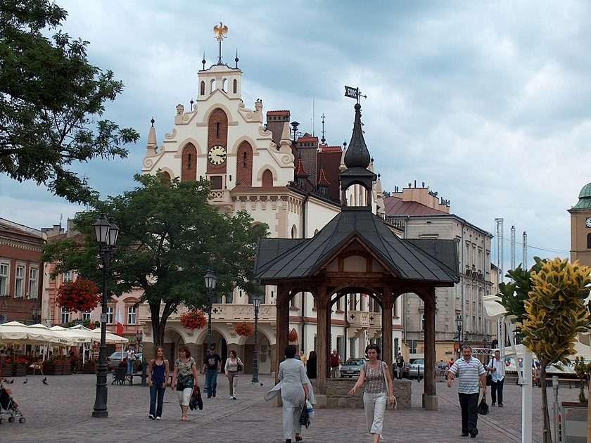 L'hôtel de ville et la place du marché à Rzeszów puzzle en ligne