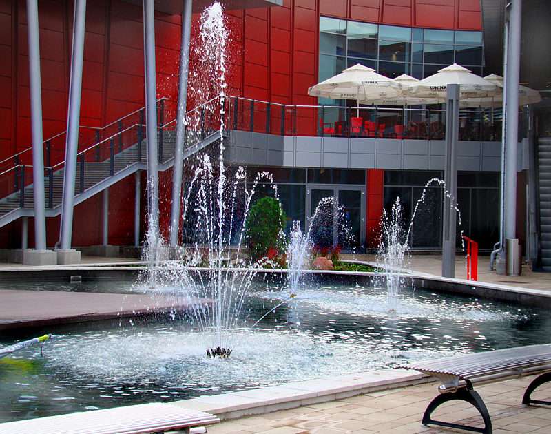 Fontana nel patio, nel "Porto" di Łódź puzzle online da foto