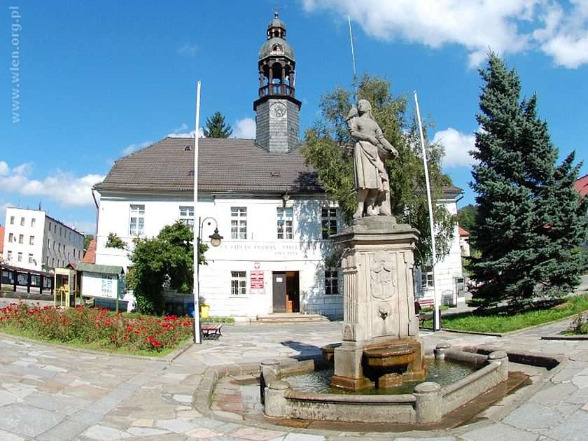 Wleń. Кметството и статуята на Gołębiarka онлайн пъзел
