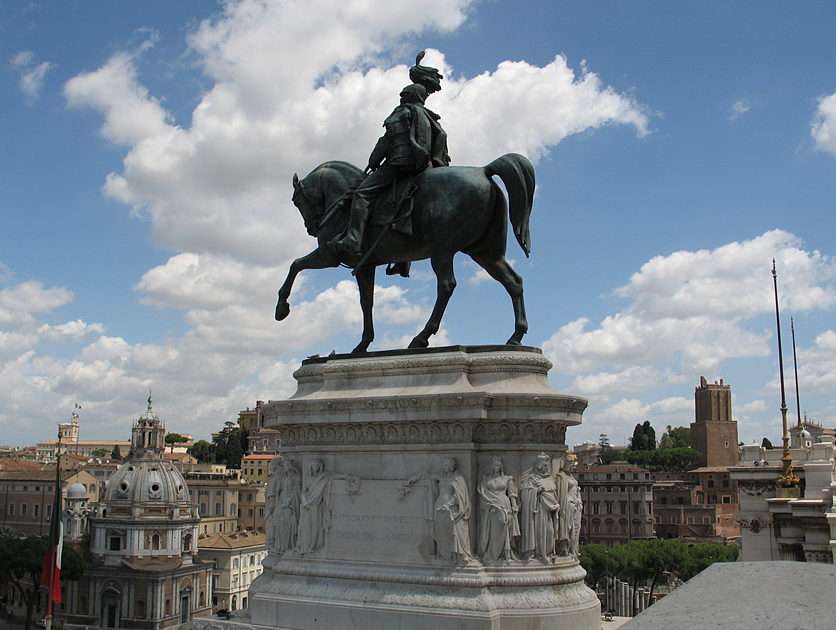 Статуя короля Эманнуила II верхом на лошади онлайн-пазл
