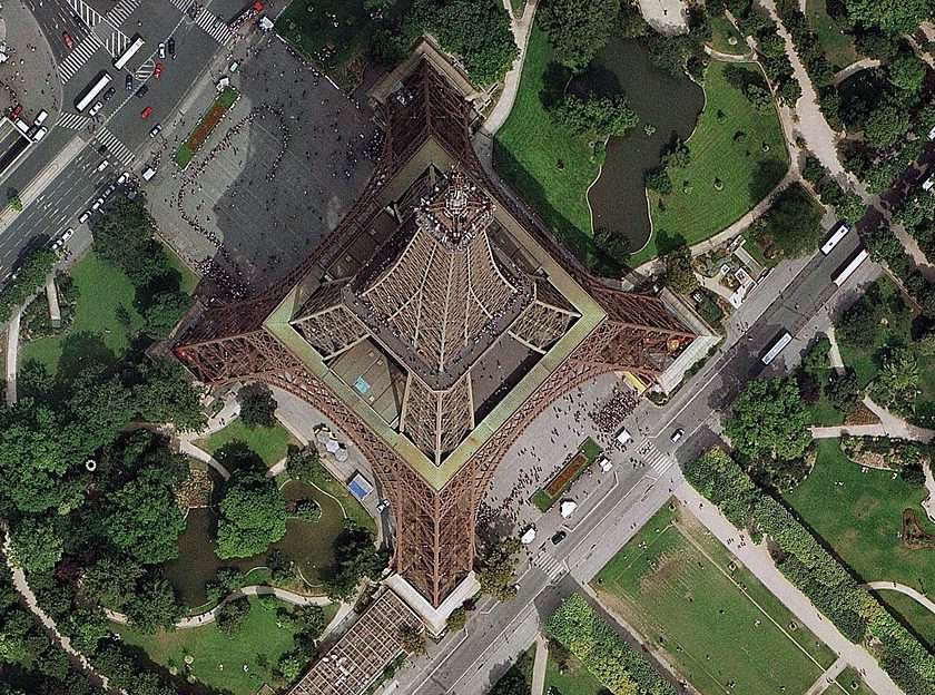 Turnul Eiffel din vedere de pasăre puzzle online