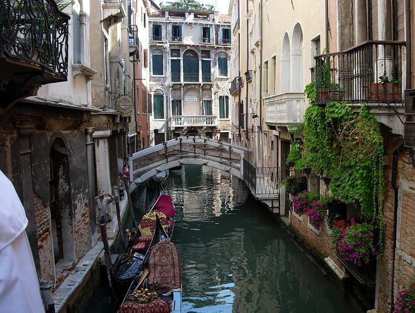 Ulice v Benátkách puzzle online z fotografie