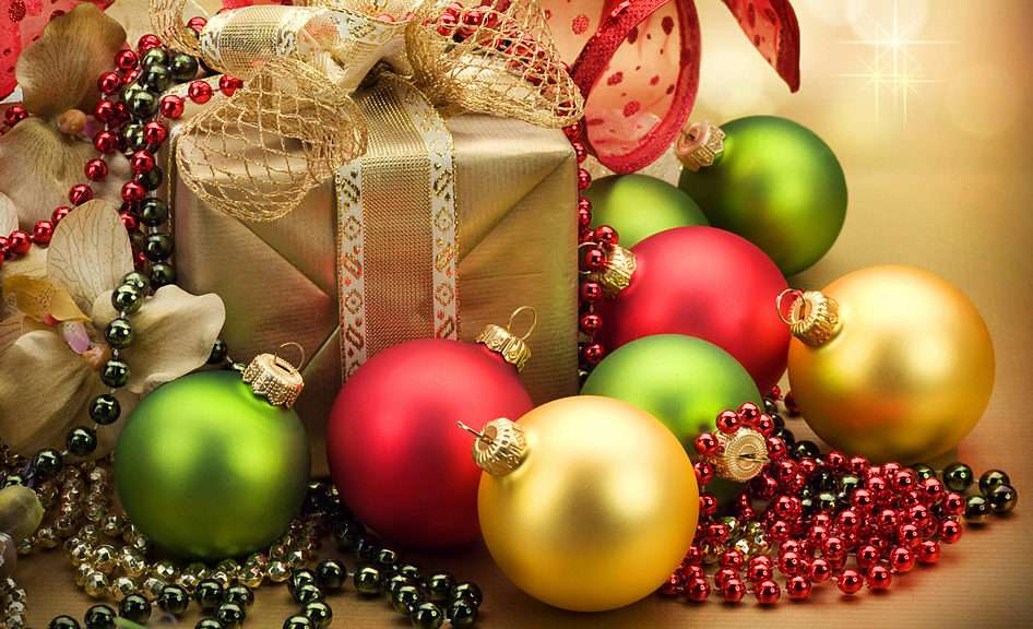 kerstballen en een cadeau puzzel online van foto