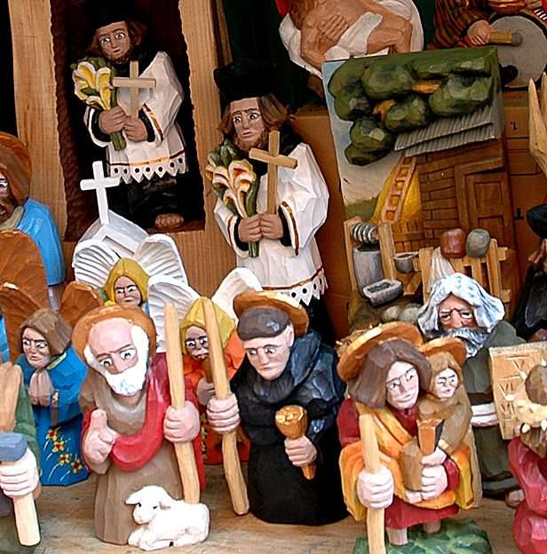 Folk sculptures puzzle online from photo