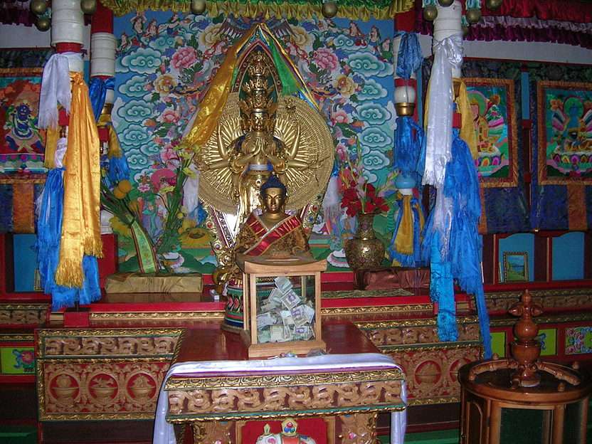 Oltář v buddhistickém chrámu puzzle online z fotografie