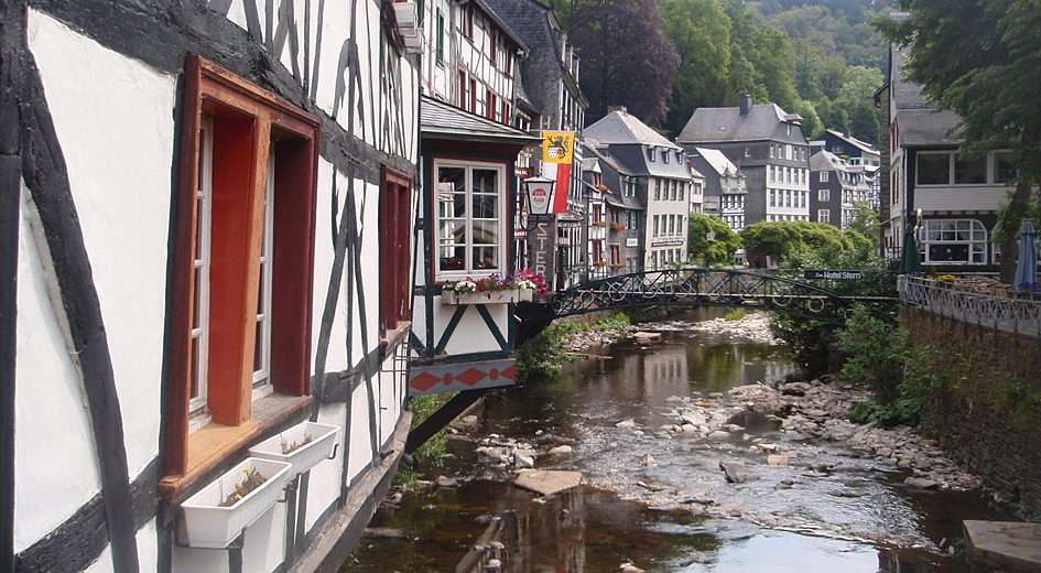 Monschau - view of the river puzzle online from photo