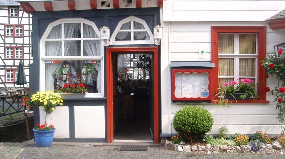 A parede frontal de um café em Monschau puzzle online a partir de fotografia