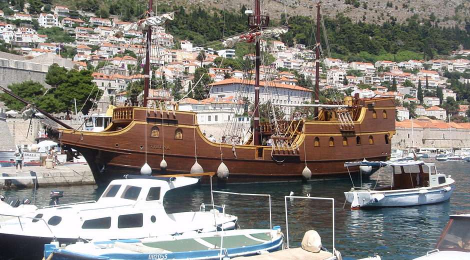 Pero un barco en Dubrovnik rompecabezas en línea