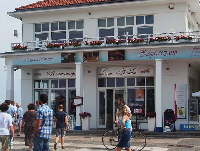 Cafe at the entrance to the pier puzzle online from photo