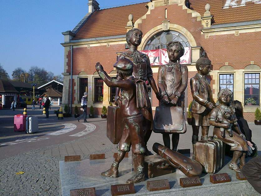 Monument voor Joodse kinderen die uit Gdansk zijn gedeporteerd puzzel online van foto