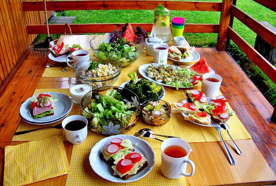 Frukost på terrassen ... Pussel online