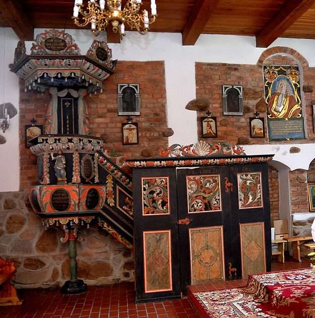 Sucha Koszalińska - the interior of the church online puzzle