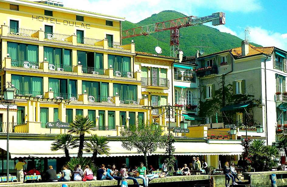 Hotel no Lago de Garda puzzle online a partir de fotografia