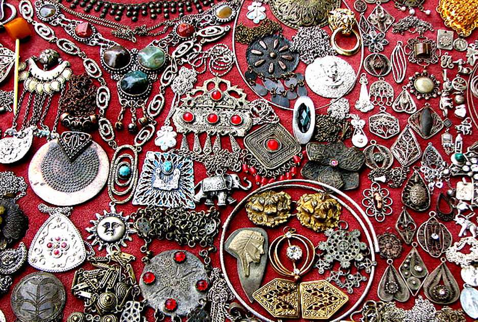 Zilveren sieraden puzzel online van foto
