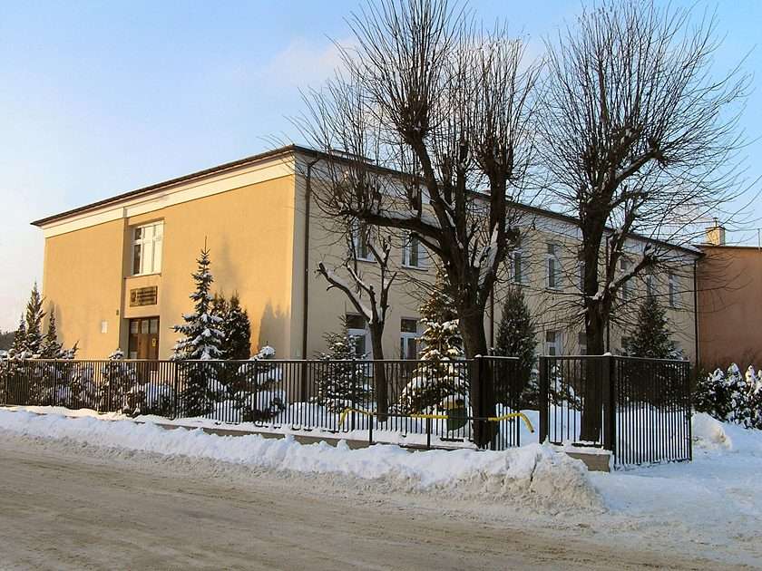 学校の冬の景色 写真からオンラインパズル