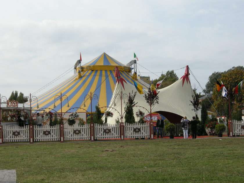 13º Festival de Circo de Varsóvia 2012 puzzle online a partir de fotografia