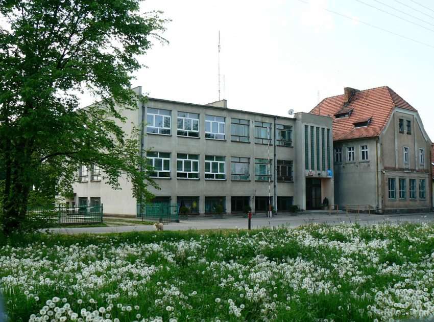 Escola em Niemczyn puzzle online a partir de fotografia