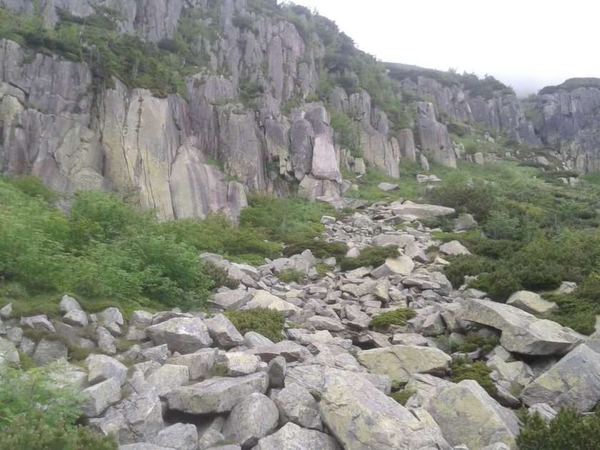 Sur le sentier dans les montagnes de Karkonosze puzzle en ligne à partir d'une photo