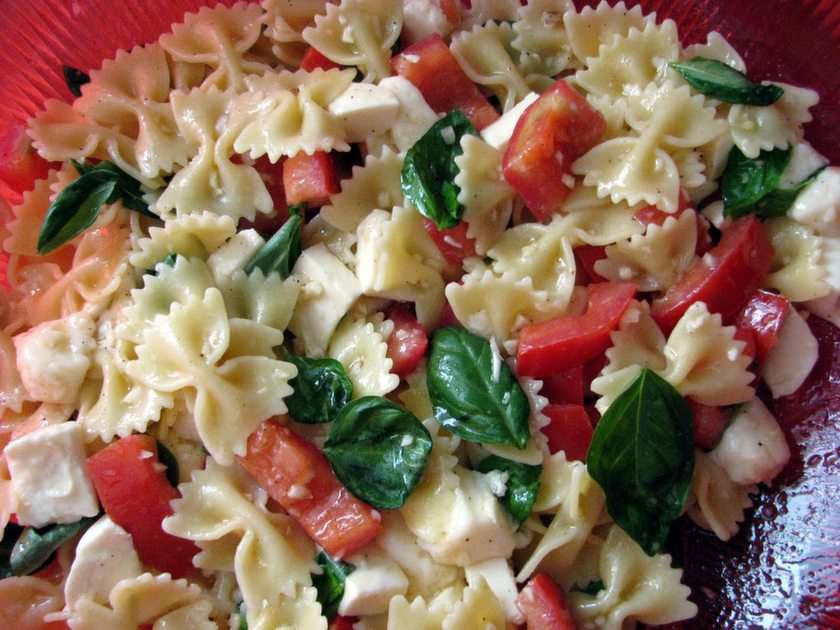 Farfalle Caprese puzzle online from photo