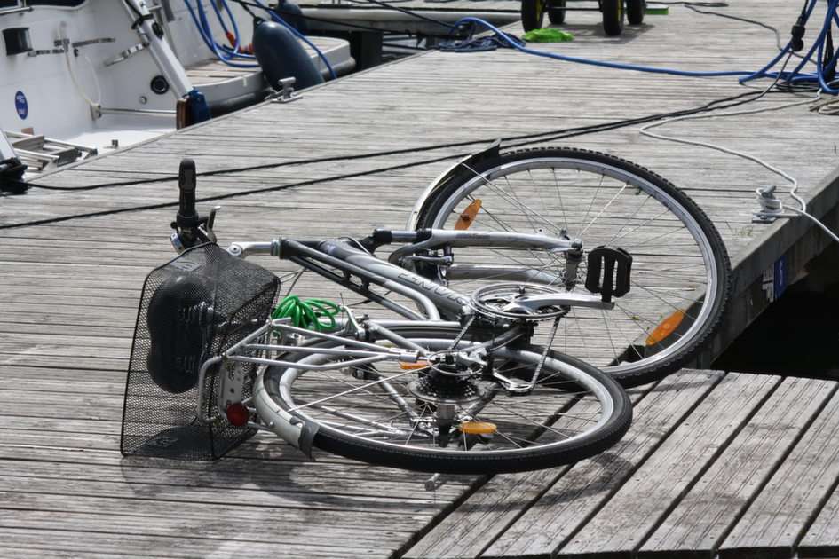 bicicleta pe debarcader puzzle online din fotografie