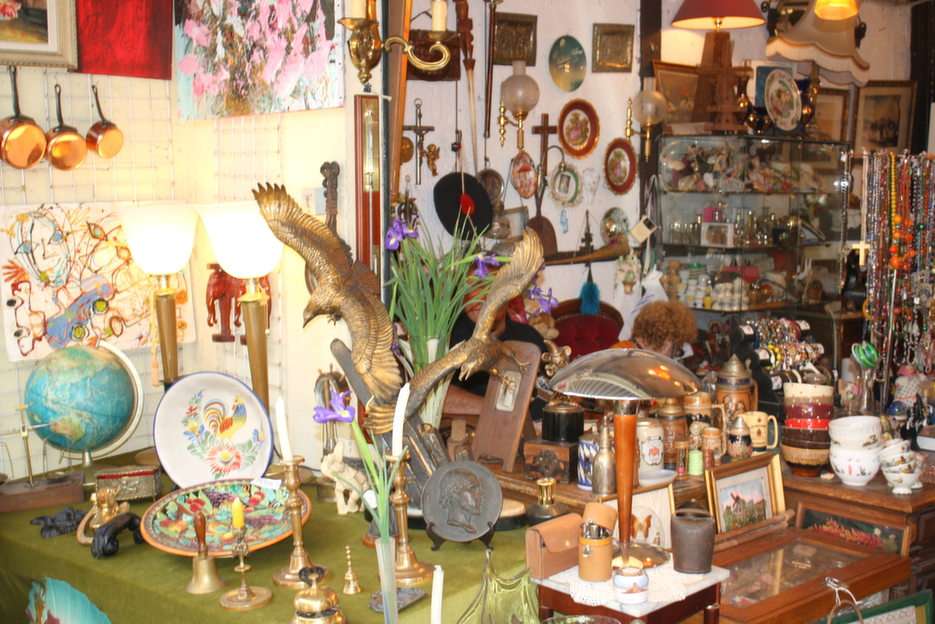 Antique shop puzzle online from photo