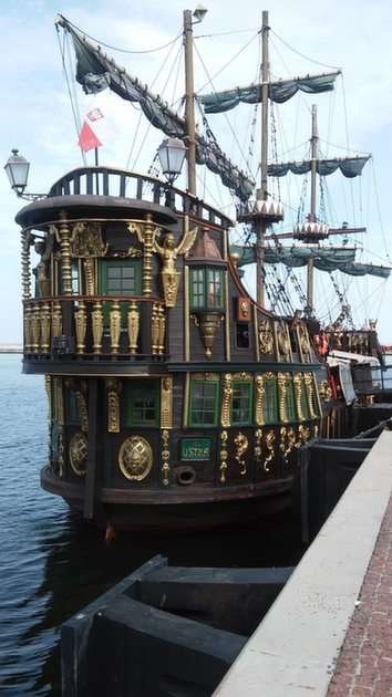 bateau pirate sur la place de Gdynia puzzle en ligne