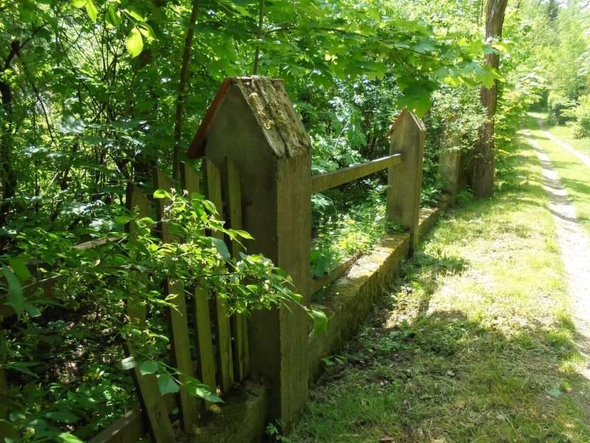 Ett staket som är år gammalt pussel online från foto