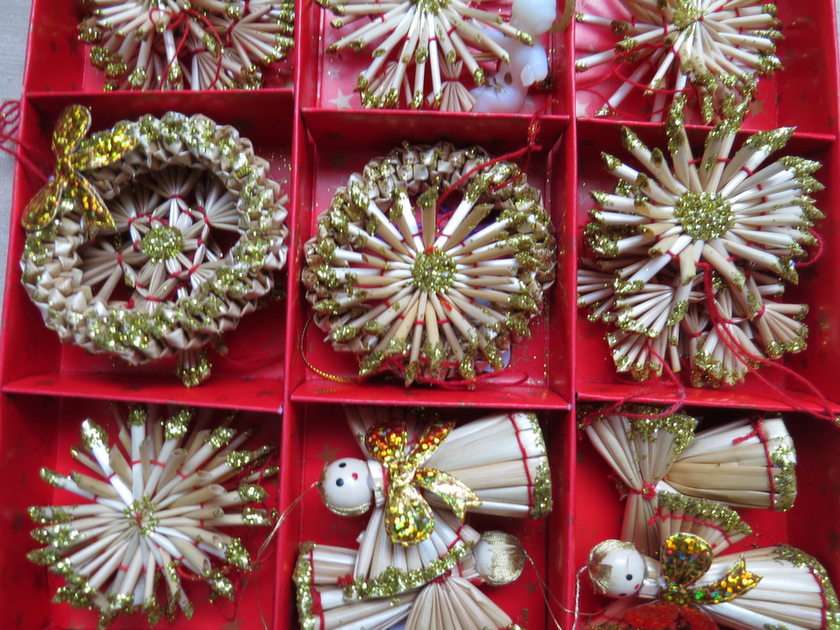 Christmas tree decorations puzzle online from photo