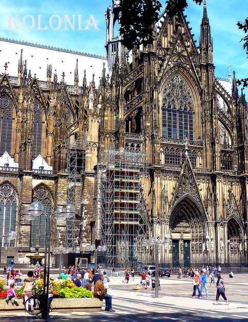 Cathedral under renovation online puzzle