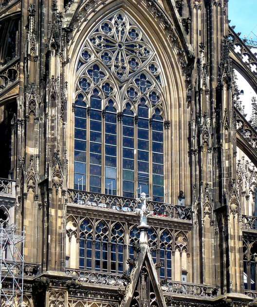 Fragment de la façade de la cathédrale puzzle à partir d'une photo